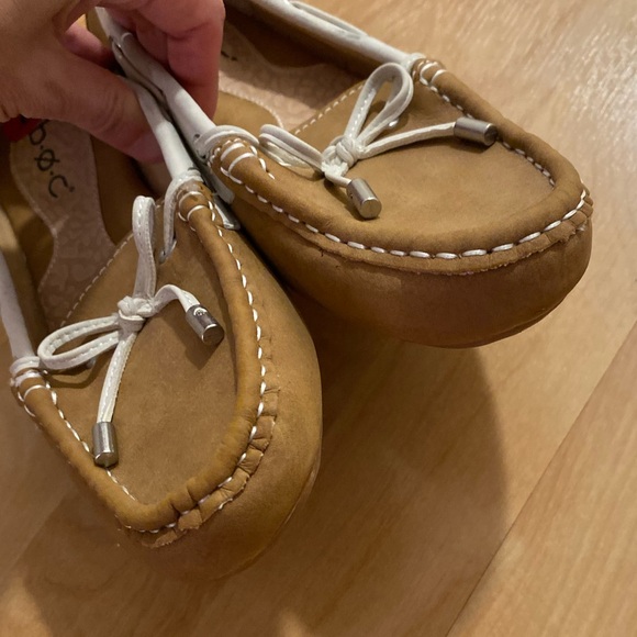 b.o.c. Carolann Moccasin Loafer Size 6 Tan and White - Picture 5 of 11